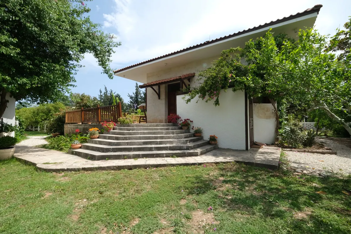 Taş merdivenli, bahçeli büyük bir Akdeniz Bahçesi evi
