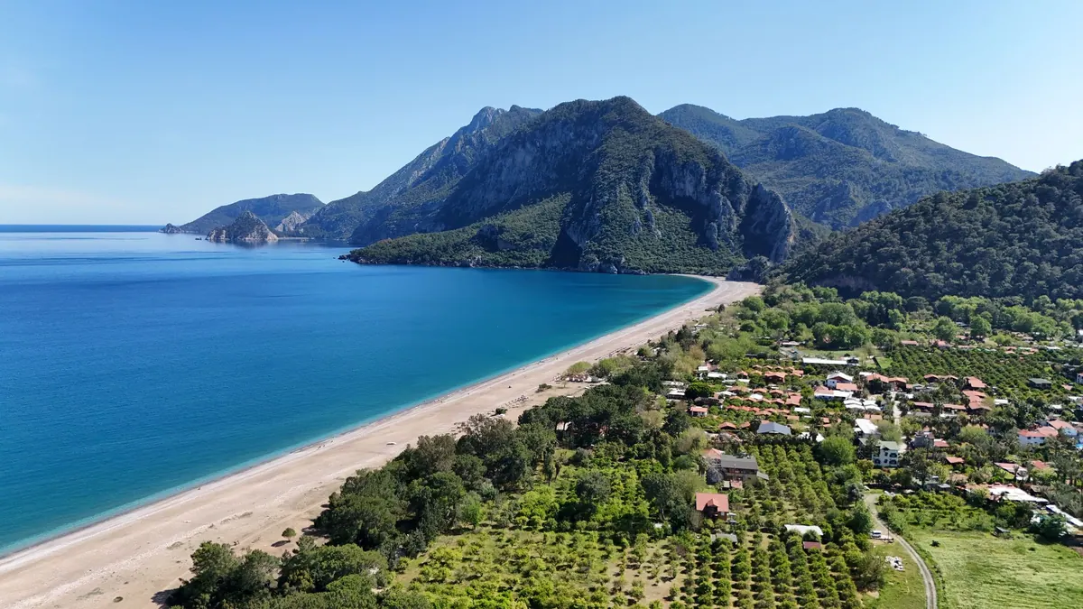 Çıralı kumsalı, koy ve arkasındaki dağlar, yukarıdan