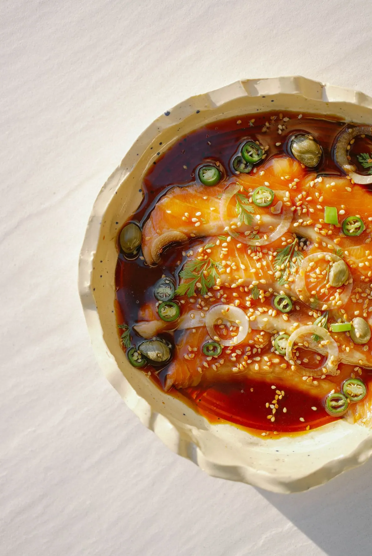 Soslu, yeşil biber ve susamlı balık tabağı