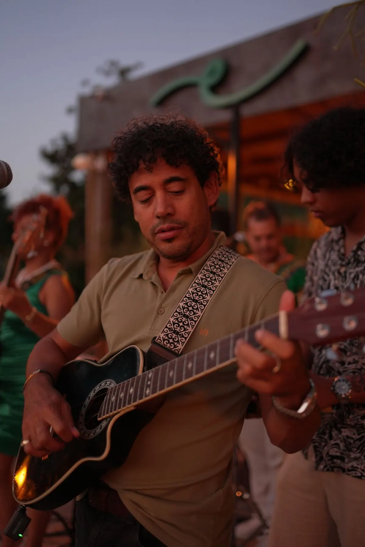 Akşam, Erizo tabelasının önünde gitar çalan müzisyen