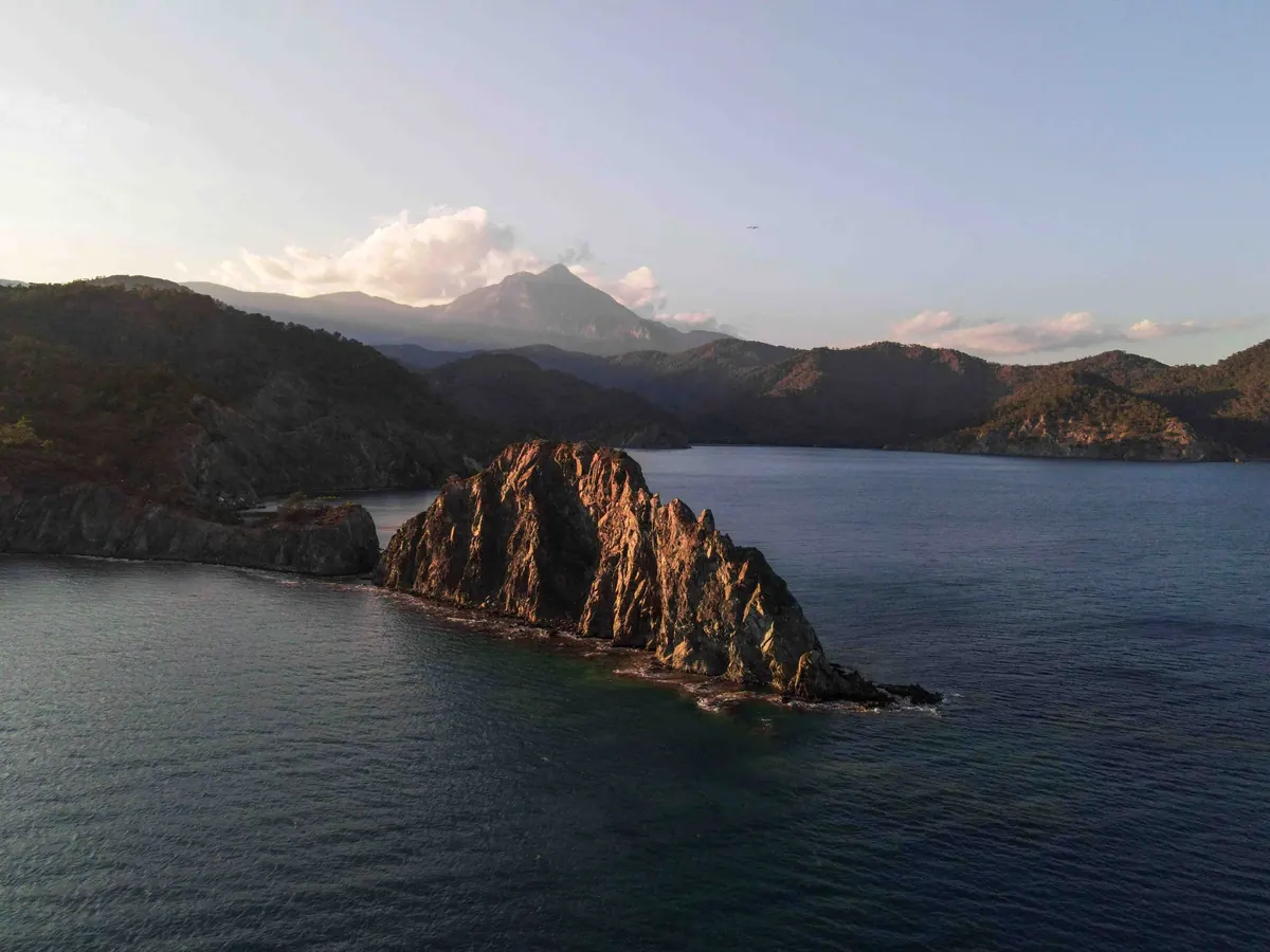 Olympos koyunda denizden yükselen kayalık ve dağlar, yukarıdan