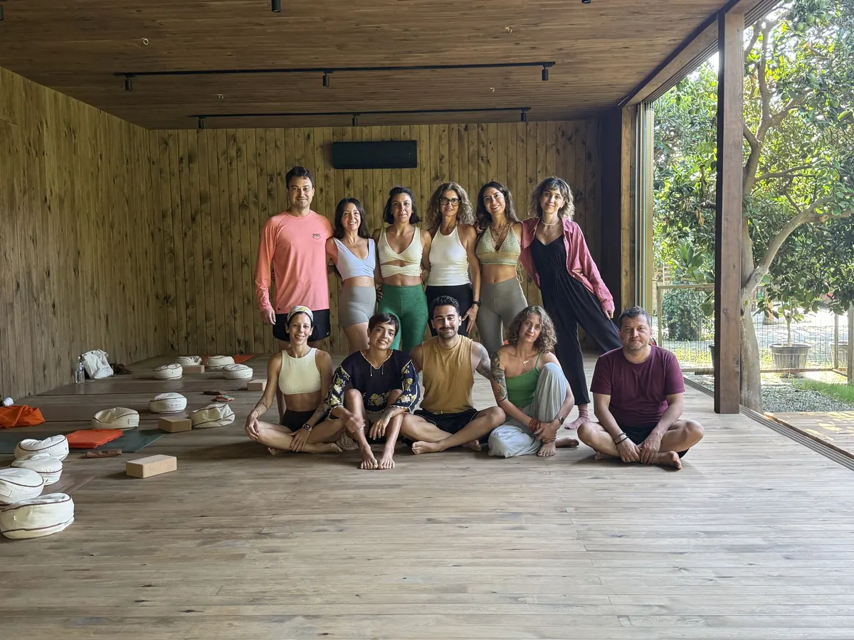 Shalada bir araya gelmiş retreat katılımcıları