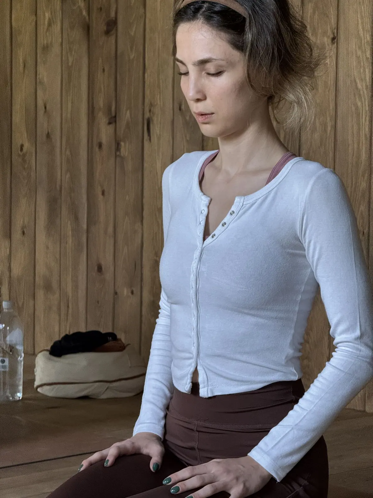 Diz üstü oturmuş, meditasyon yapan bir katılımcı